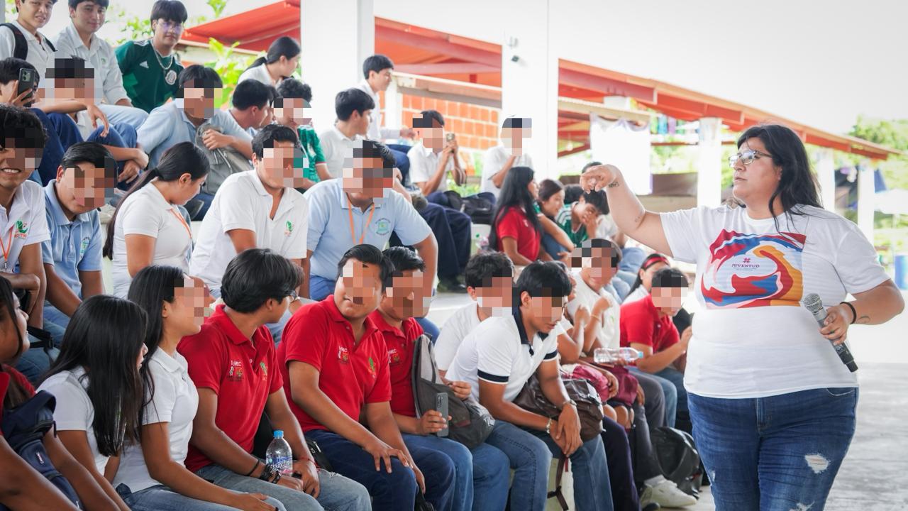 Taller "Pienso 2 Veces" promueve la prevención del embarazo adolescente entre estudiantes de Huejutla