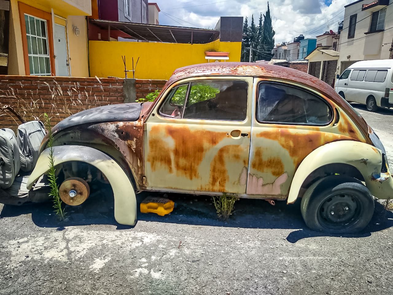 Operativo Rastrillo retira más de mil vehículos abandonados en Pachuca durante el primer semestre de 2026