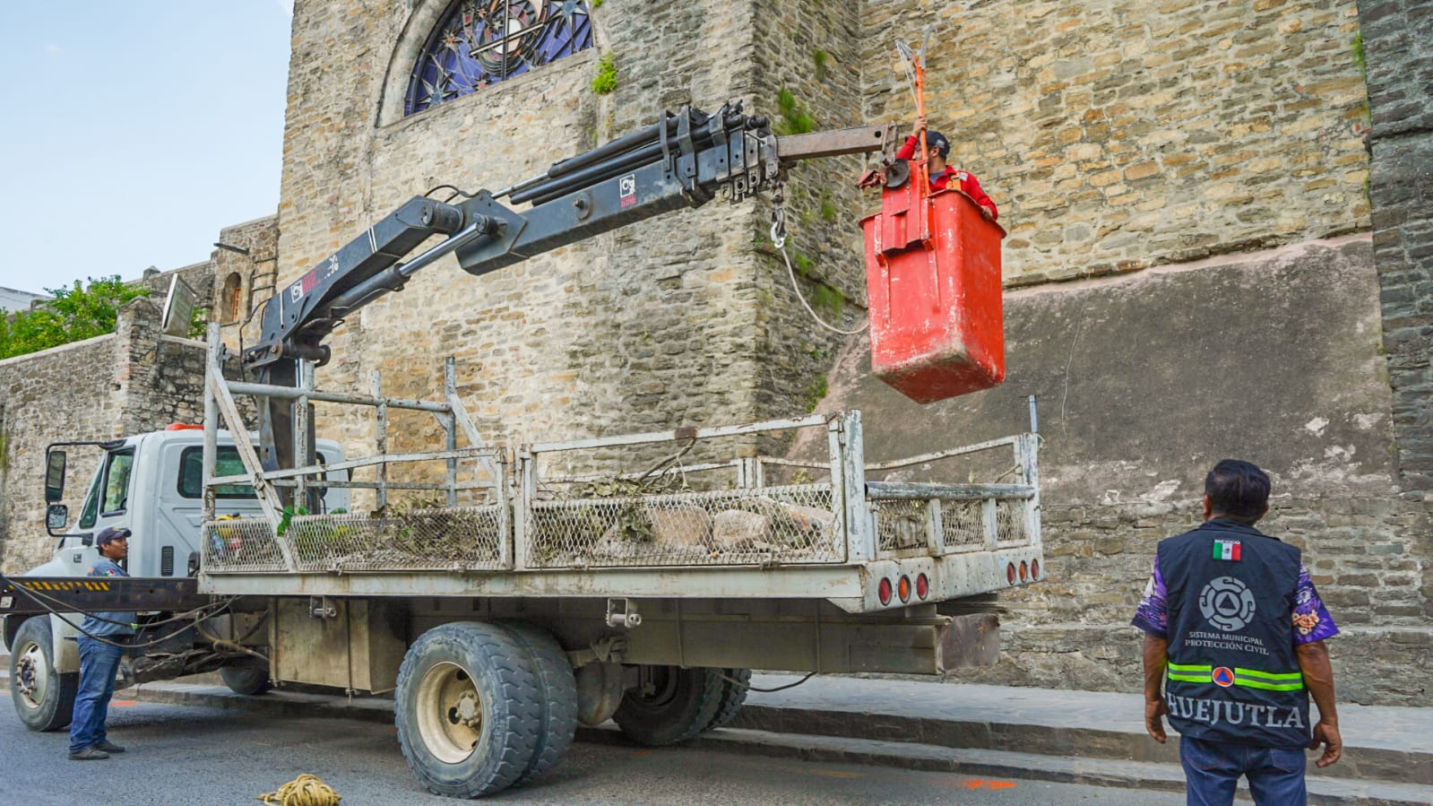 Protección Civil realiza labores de mantenimiento para preservar la Catedral de Cristo Rey en Huejutla