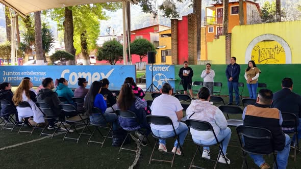 Fortalecen diálogo con comerciantes en Omitlán