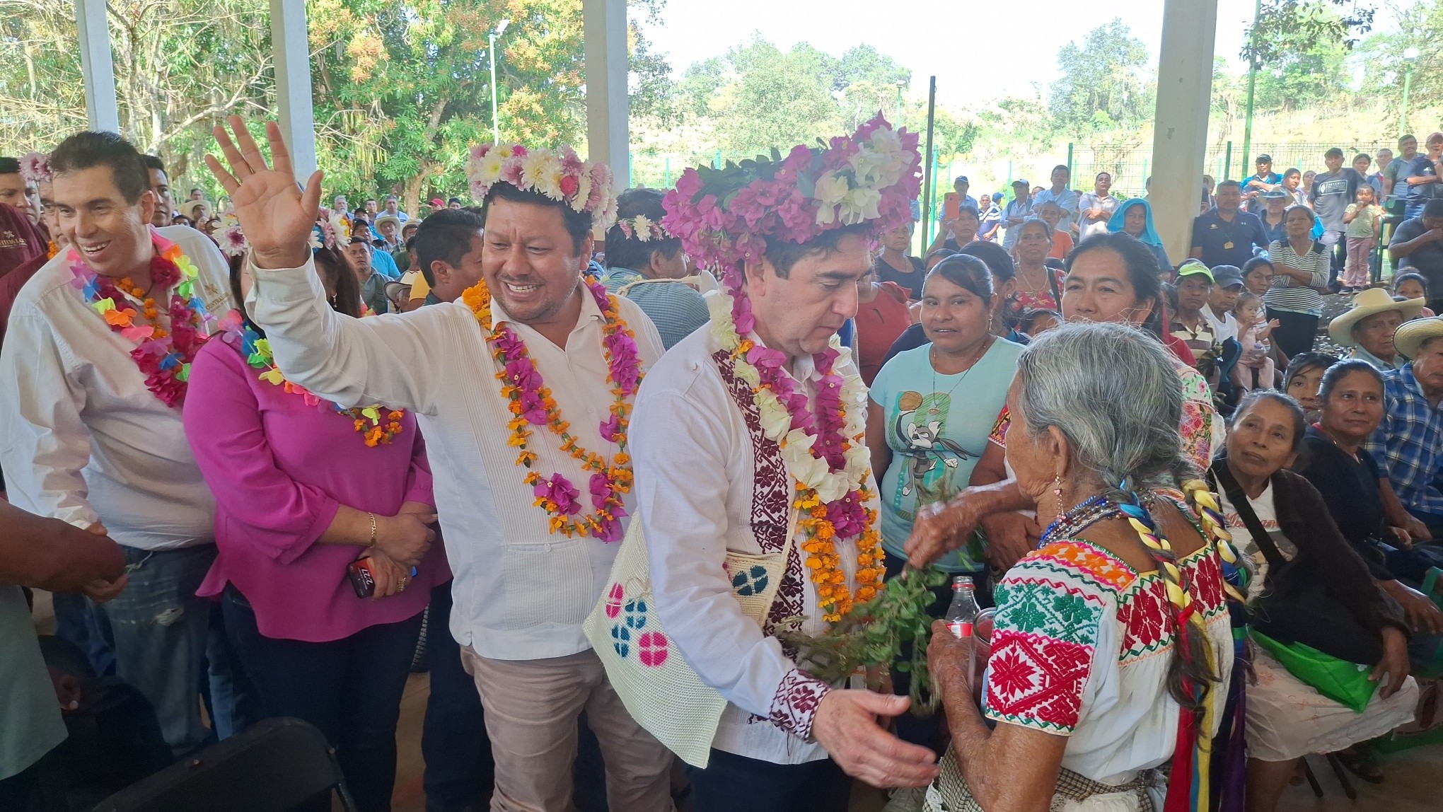Entregan apoyos a sector agropecuario en Huautla