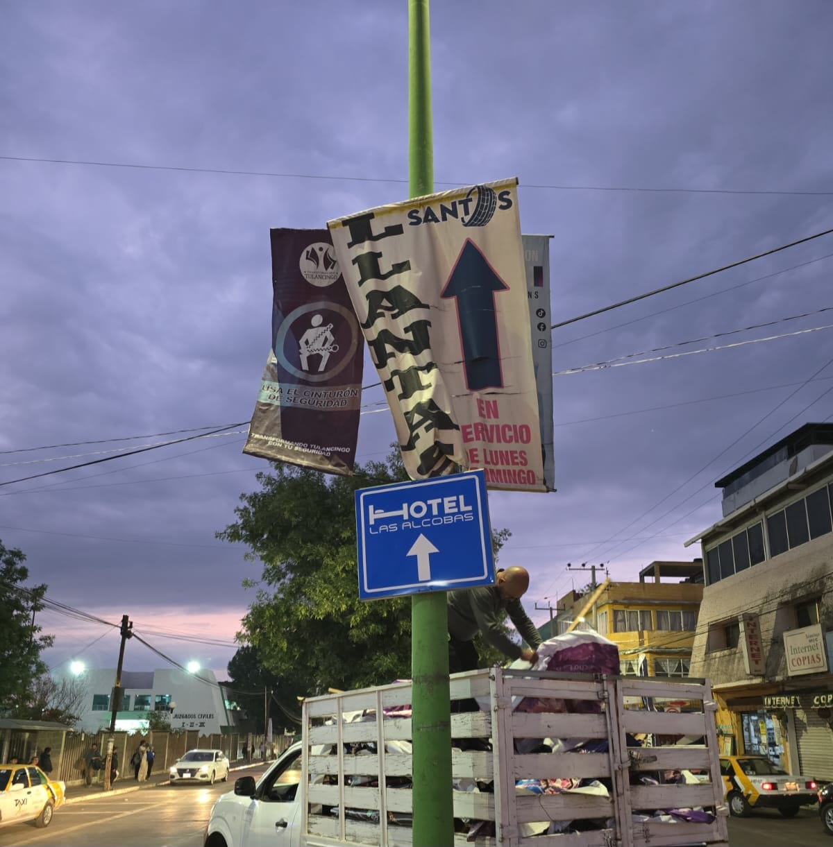 Tulancingo retira más de una tonelada de publicidad irregular para mejorar la imagen urbana