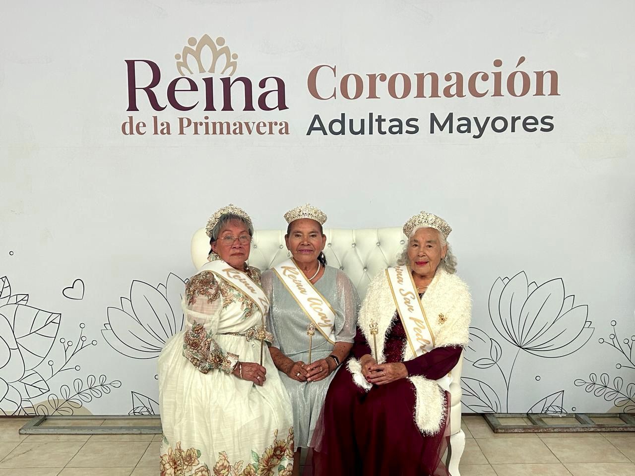 Coronan a reinas de Casas de Día en emotiva ceremonia en Zapotlán de Juárez