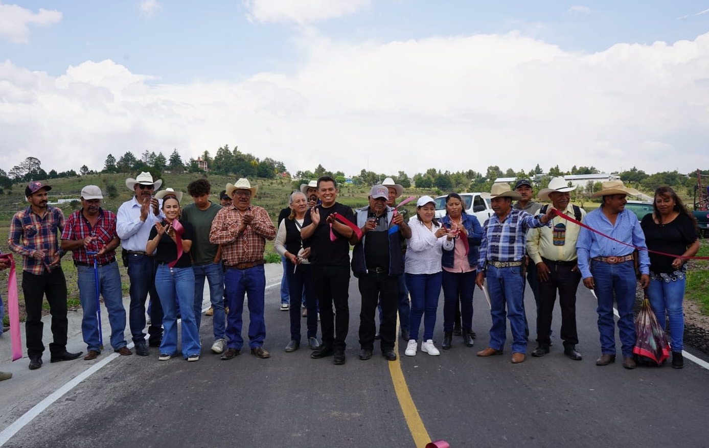 Inauguran puente vehicular y pavimentación en Lomas de Ojuila, Cuautepec de Hinojosa