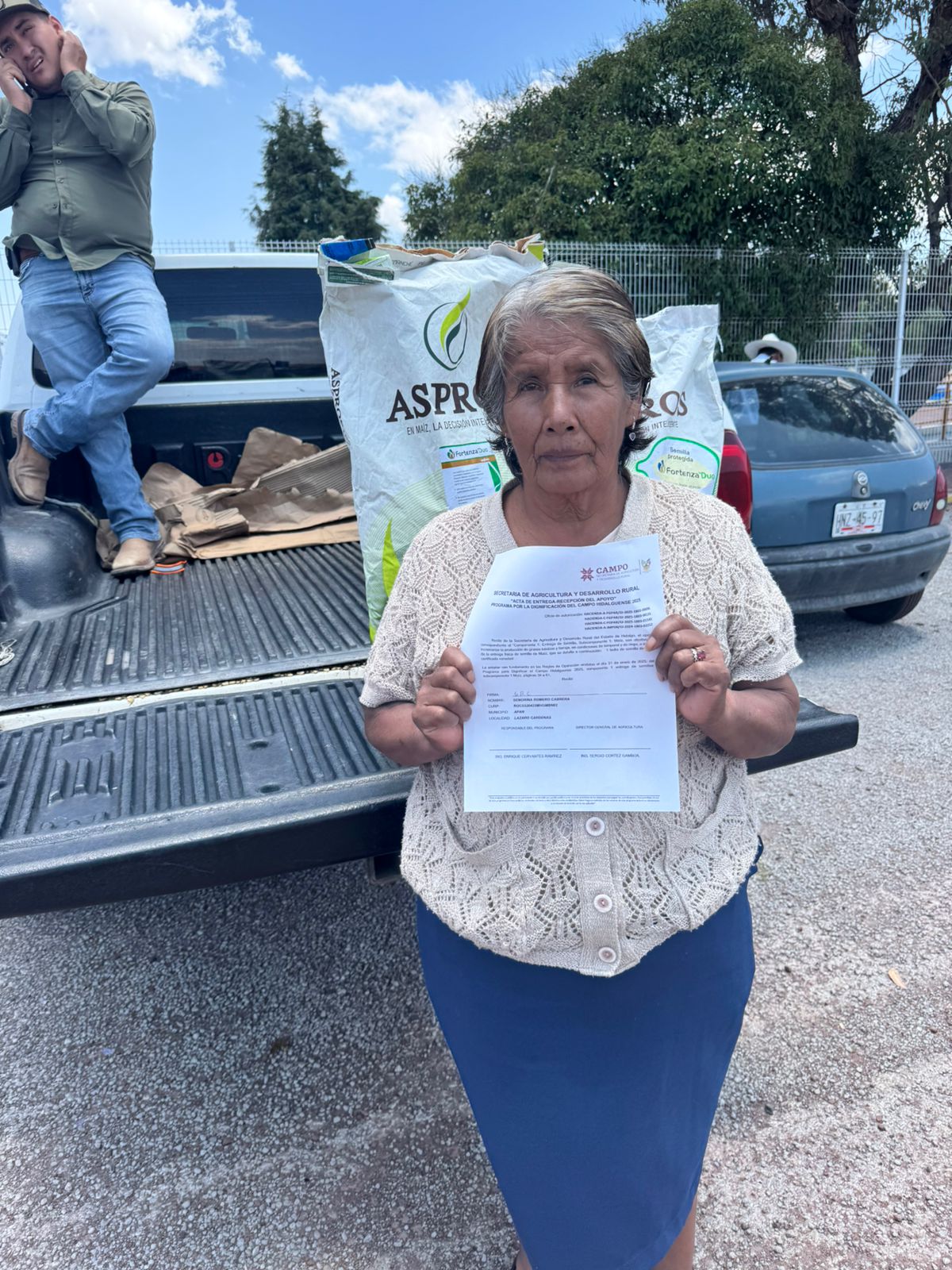 Entregan apoyos agrícolas rezagados a productores del municipio de Apan