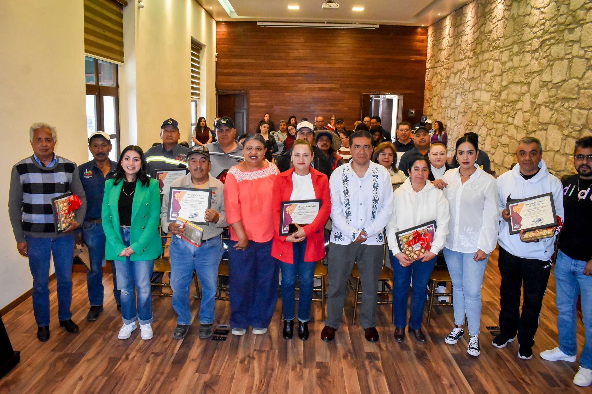 Reconocen trayectoria de trabajadores con 25 años de servicio en Apan