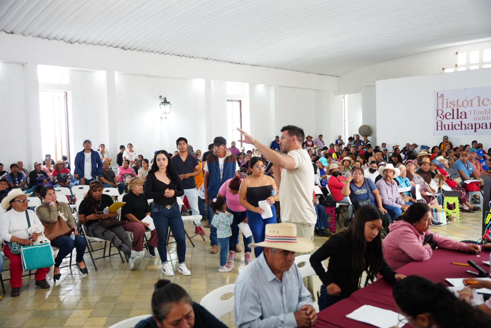 Más de 300 personas reciben lentes gratuitos en Huichapan durante jornada de salud visual