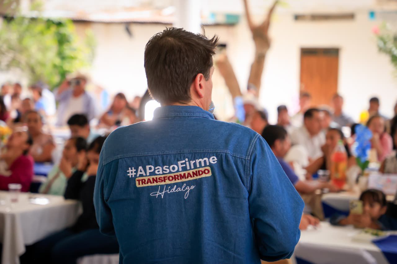 Cuauhtémoc Ochoa reconoce labor de docentes en la región Otomí-Tepehua durante encuentro en Huehuetla
