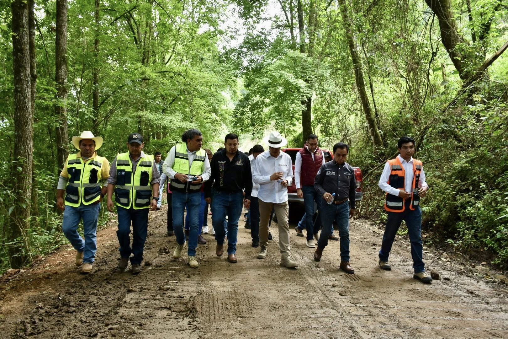 Andrés Velázquez participa en gira de trabajo y recorrido carretero en La Misión